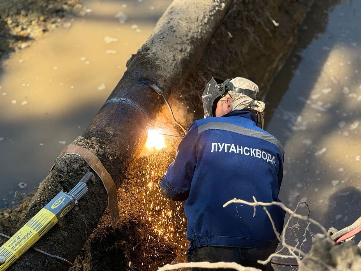 <em>Працівник окупаційної «Луганськводи» ріже трубу. Фото з відкритих джерел</em>