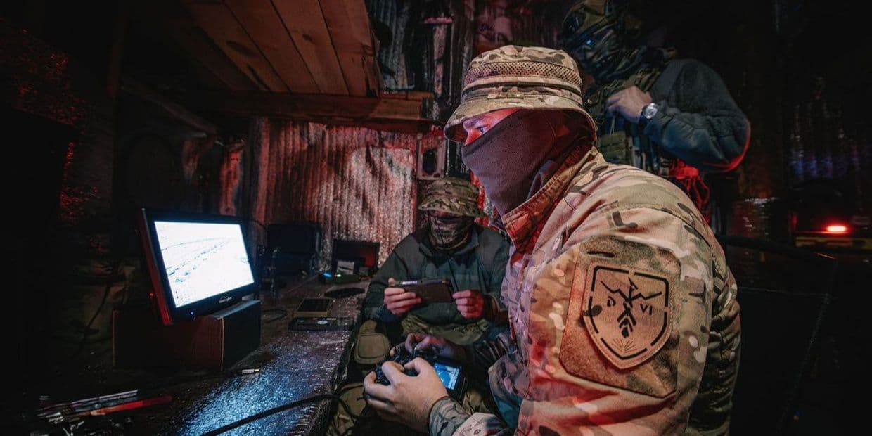 <em>Оперативні співробітники СБУ відпрацьовують по ворогу FPV-дронами. Фото: Служба безпеки України</em>