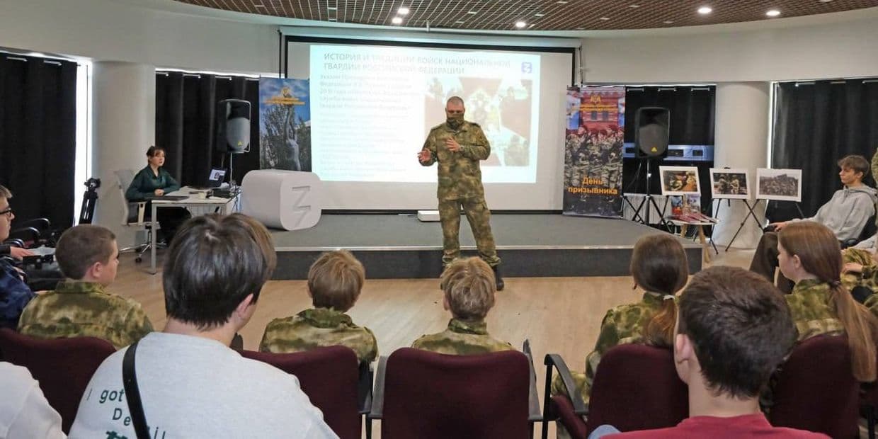 <em>Мілітаризаційна пропаганда у так званомц Будинку молоді "лнр". Фото з відкритих джерел</em>
