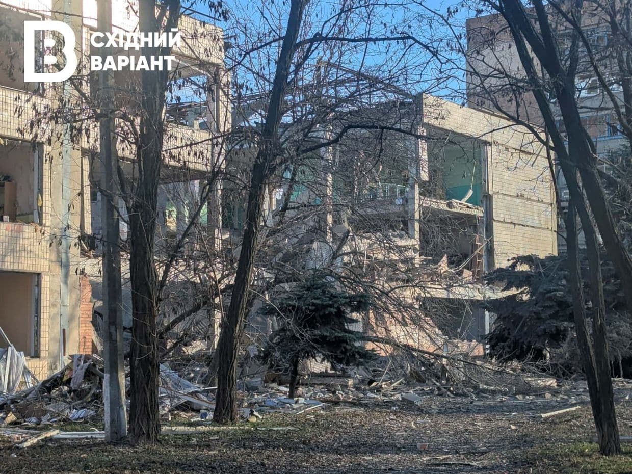 <em>Слов'янськ. Наслідок обстрілу школи №17. Фото: Східний Варіант</em>