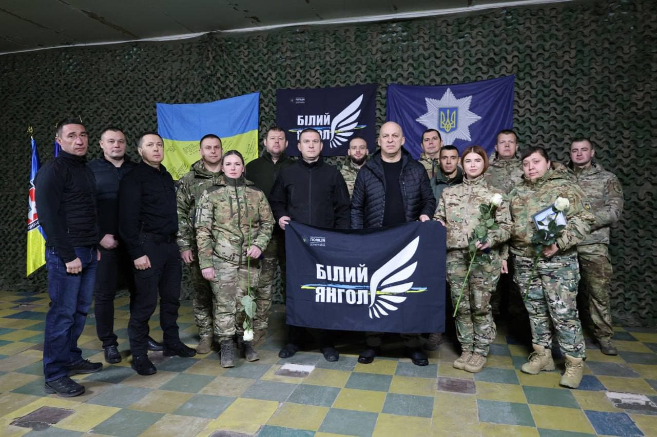 <em>Фото: Донецької ОВА. Групи підрозділів "Білий Янгол" отримали відзнаки. </em>