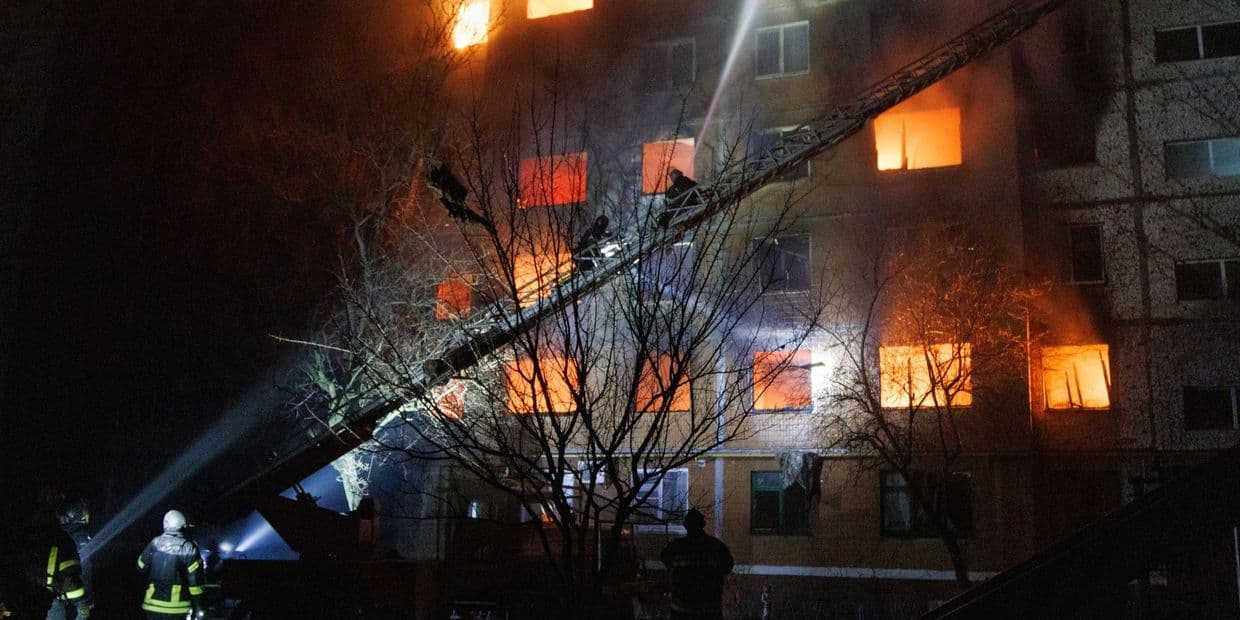 <em>Ліквідація наслідків російського удару по Краматорську 1 грудня 2025 року. Фото: ДСНС Донеччини</em>