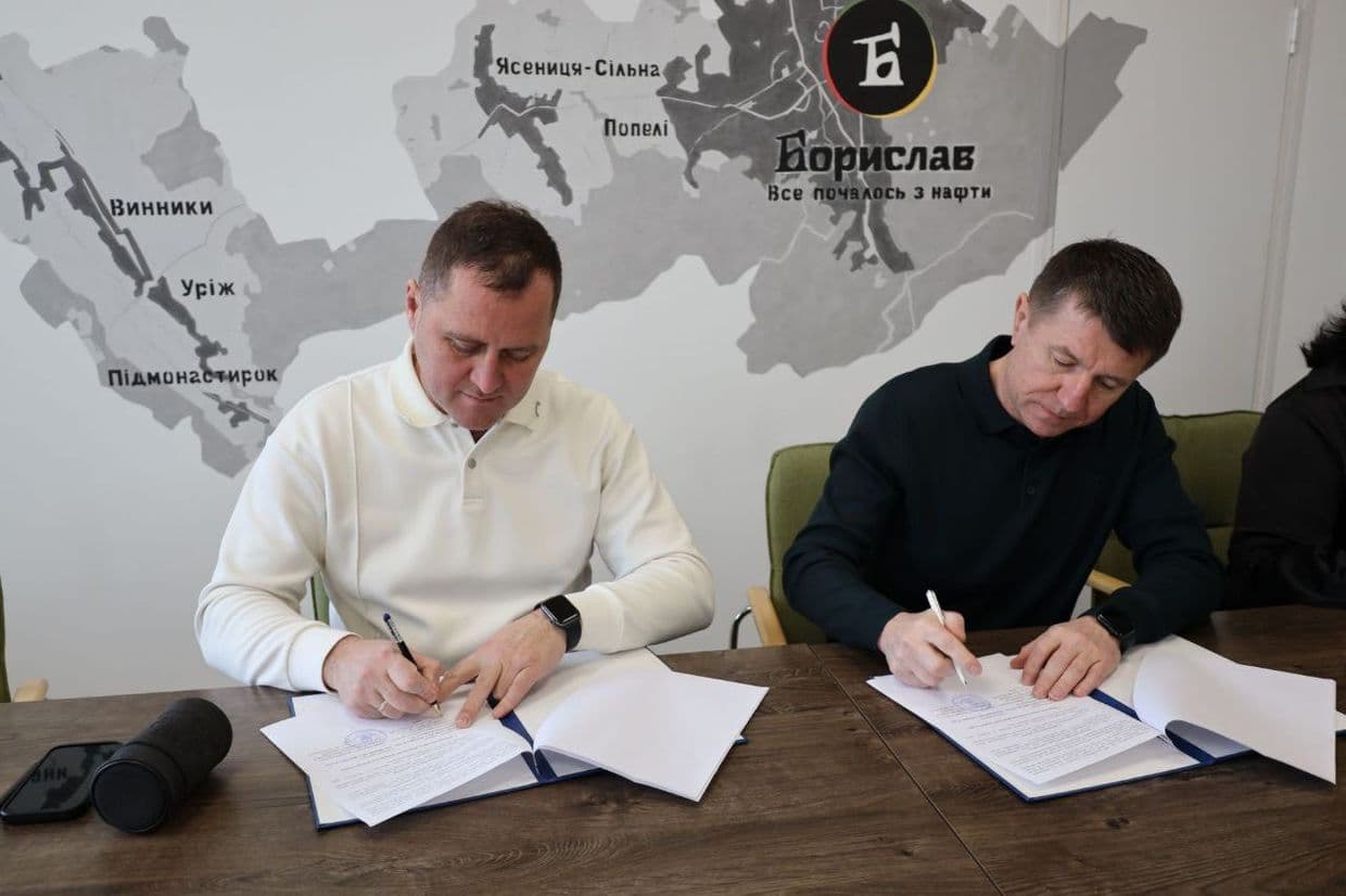 <em>Підписання меморандуму про співпрацю між Селидівською та Бориславською громадами. Фото: Селидівська МВА</em>
