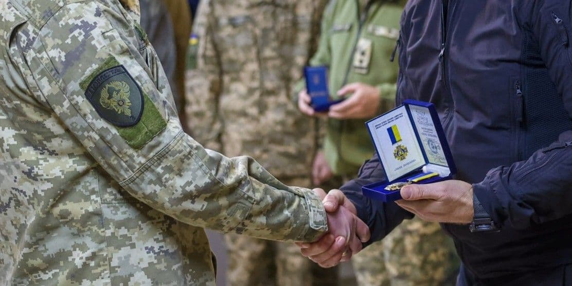 <em>Нагородження бійців "Помсти" нагрудним знаком "Захисник Донеччини", грудень 2025 року. Фото: Луганський прикордонний загін</em>