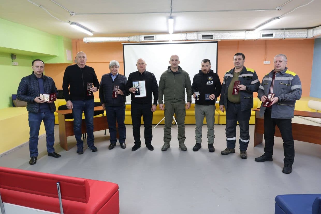 <em>Нагородження енергетиків, залізничників, волонтерів, працівників військових адміністрацій Донеччини. Фото: Facebook/Вадим Філашкін</em>