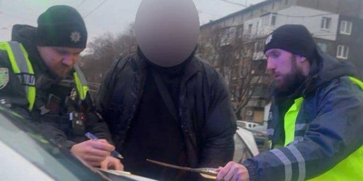 <em>Складання протоколів на водія, який скоїв ДТП і мав ознаками сп'яніння, 11 грудня 2025 року. Фото: Патрульна поліція Краматорська та Слов'янська</em>