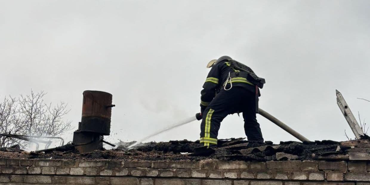 <em>Гасіння пожежі у житловому будинку в Дружківці, 17 грудня 2025 року. Фото: ДСНС Донеччини</em>