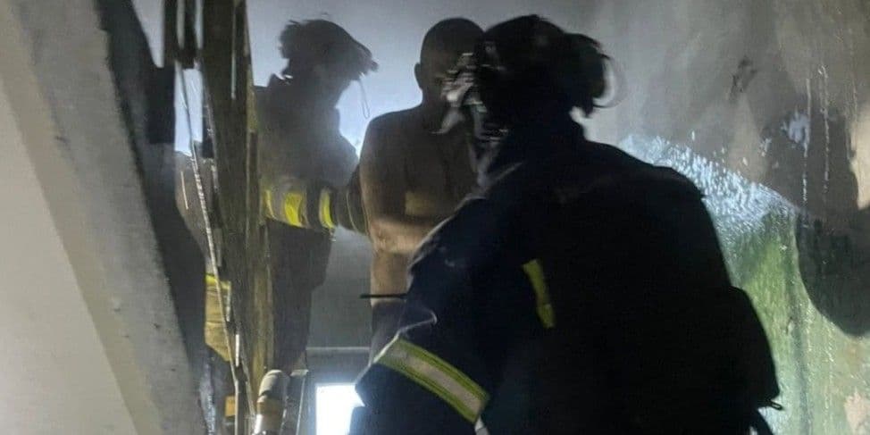 У Дружківці вогнеборці врятували чоловіка та жінку під час пожежі у 5-поверхівці 26 грудня 2025 року. Фото: ДСНС Донеччини