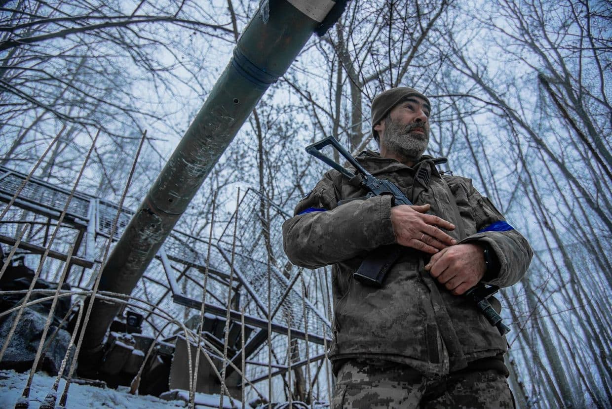 <em>Український військовий спостерігає. Фото: Генштабу ЗСУ</em>