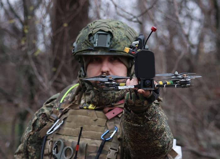 <em>Боєць російської окупаційної армії з дроном. Фото з відкритих джерел</em>