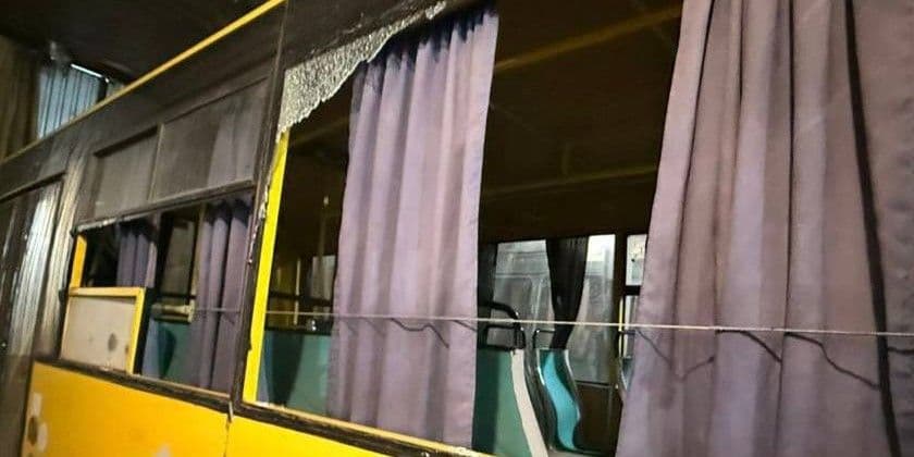 Унаслідок російського дронового удару по Краматорську 24 грудня 2025 року постраждав автобус. Фото: Краматорська міська рада