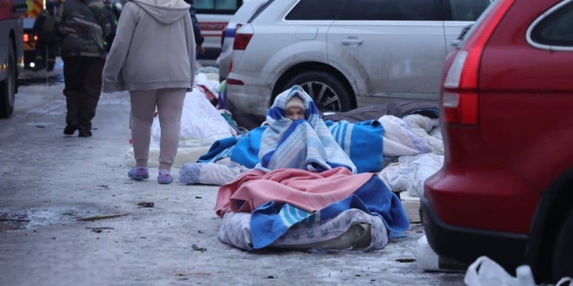 Евакуйована з будинку в Києві літня жінка, 27 грудня 2025 року. Фото: ДСНС Києва
