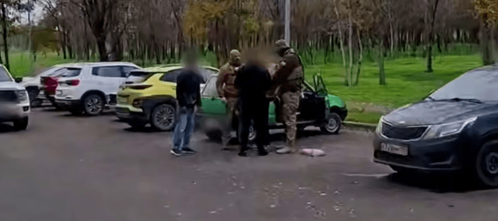 Затримання окупантами неповнолітнього маріупольця. Фото з відкритих джерел