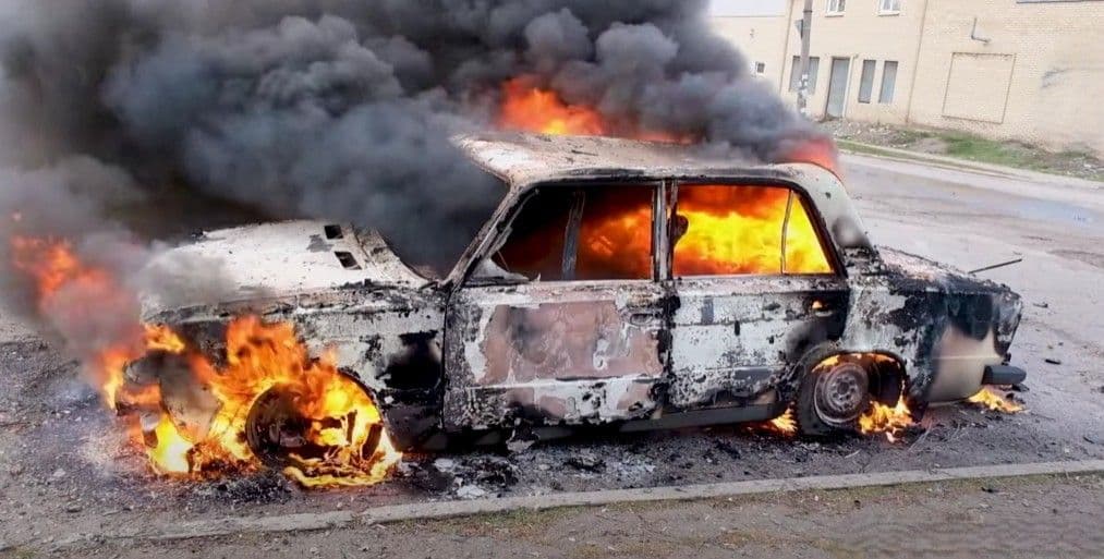 Автівка, згоріла внаслідок російської дронової атаки у Дружківці 13 січня 2026 року. Скриншот з відео НПУ