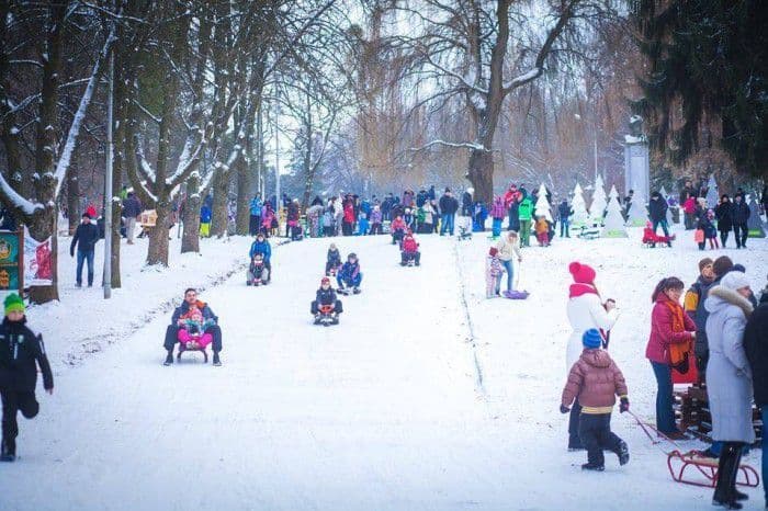 Зимовий Львів. Родини з дітьми на гірці. Фото: ua.igotoworld.com