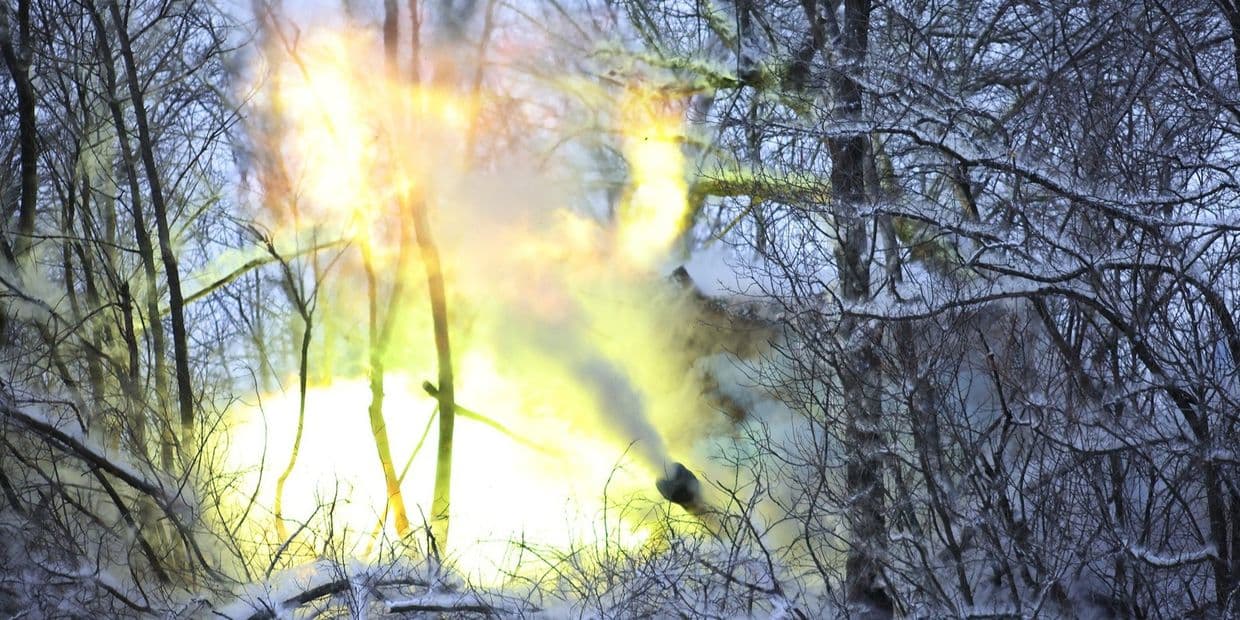 Стріляє САУ 2С1 "Гвоздика". Фото: 33-й окремий штурмовий полк Сухопутних військ