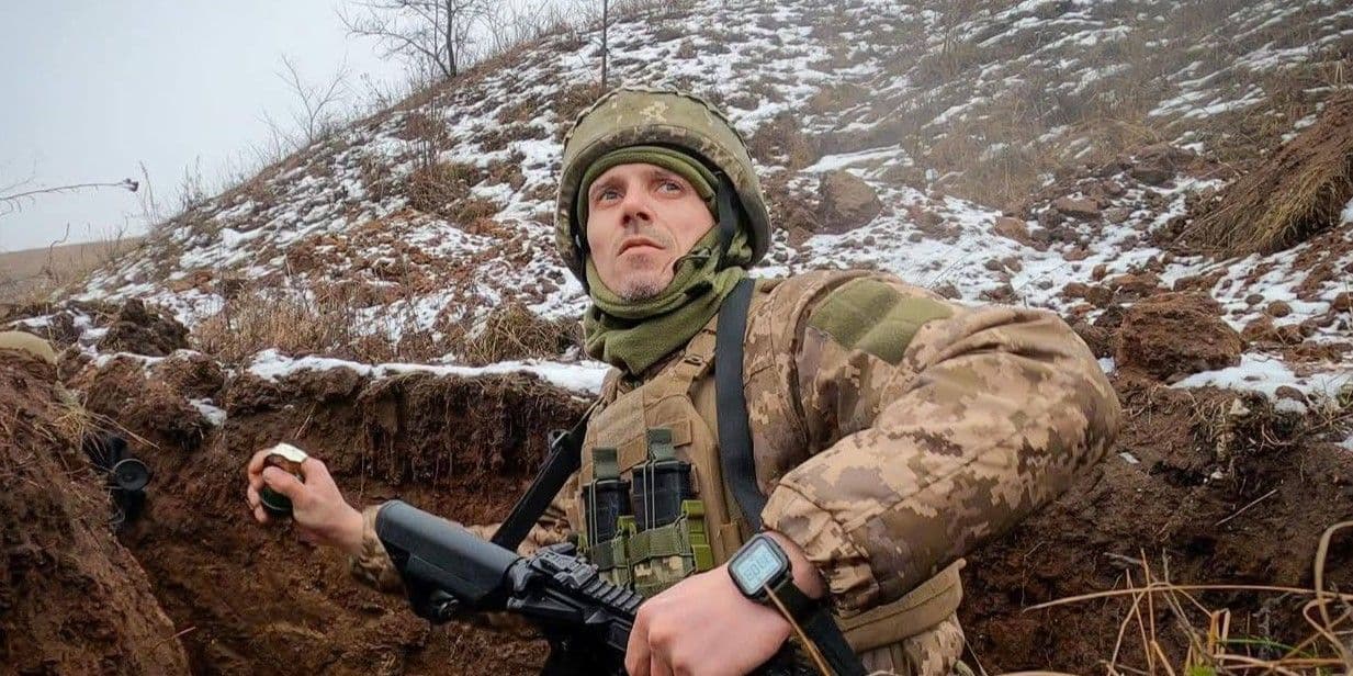 Український захисник кидає гранату. Фото: 36 ОБрМП