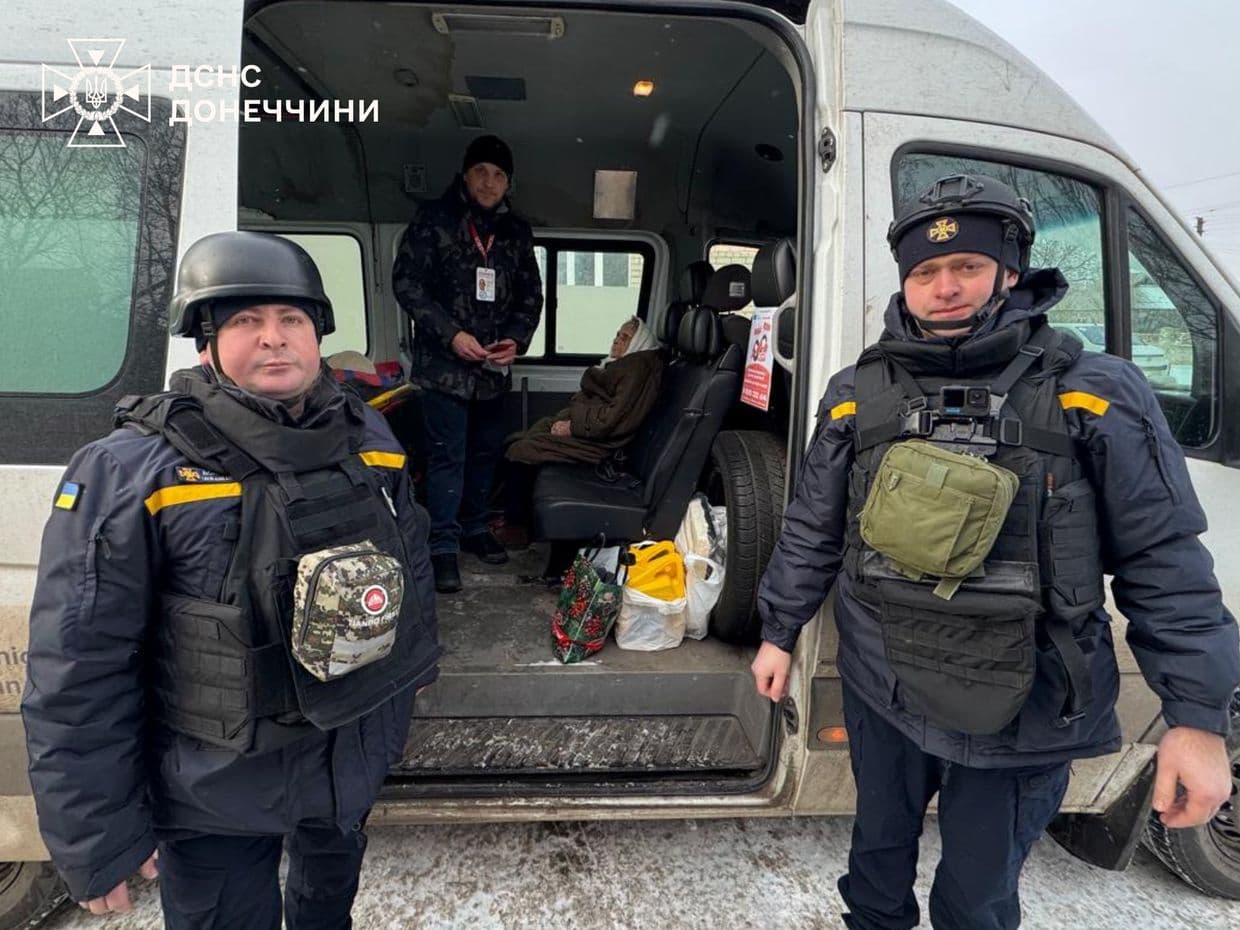 <em>У Дружківці рятувальники евакуювали маломобільну жінку з небезпечної зони. Фото: ДСНС</em>
