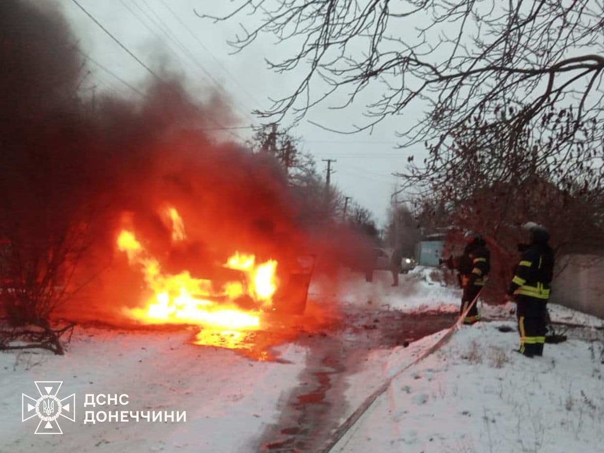 <em>Ліквідація наслідків російського дронового удару по Слов'янську 23 січня 2026 року. Фото: Facebook/Вадим Лях, ДСНС</em>