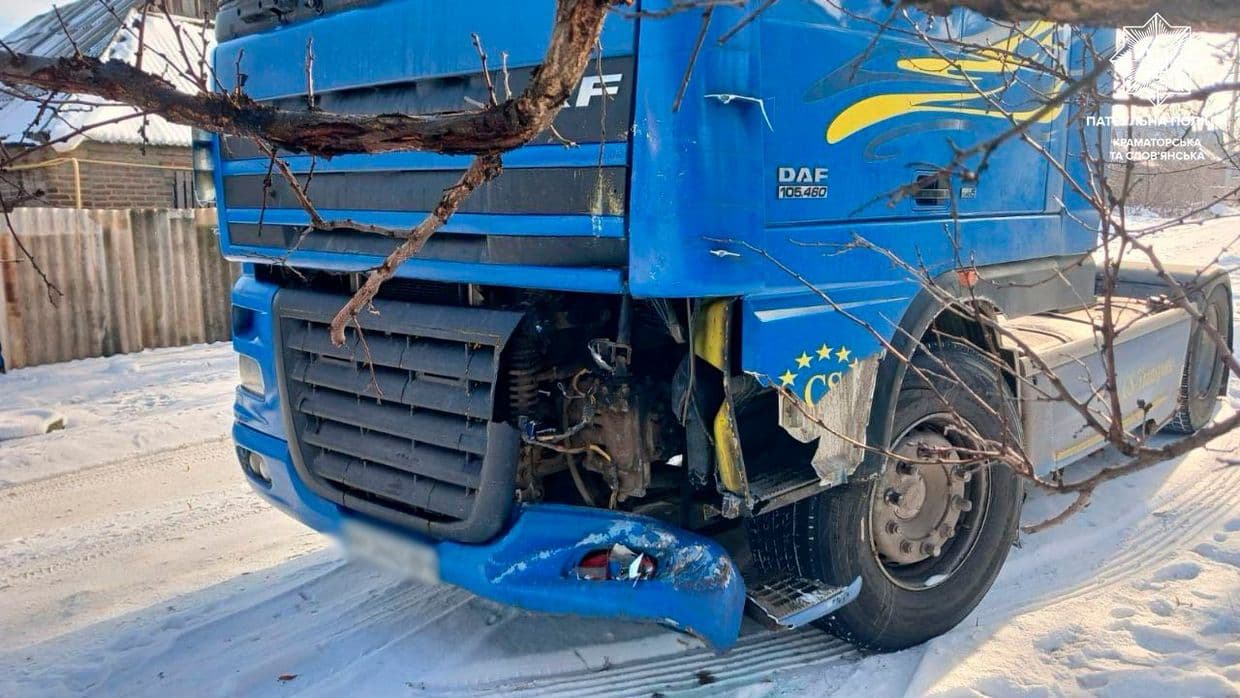 Пошкоджена вантажівка. Фото: Патрульна поліція Краматорська та Слов'янська