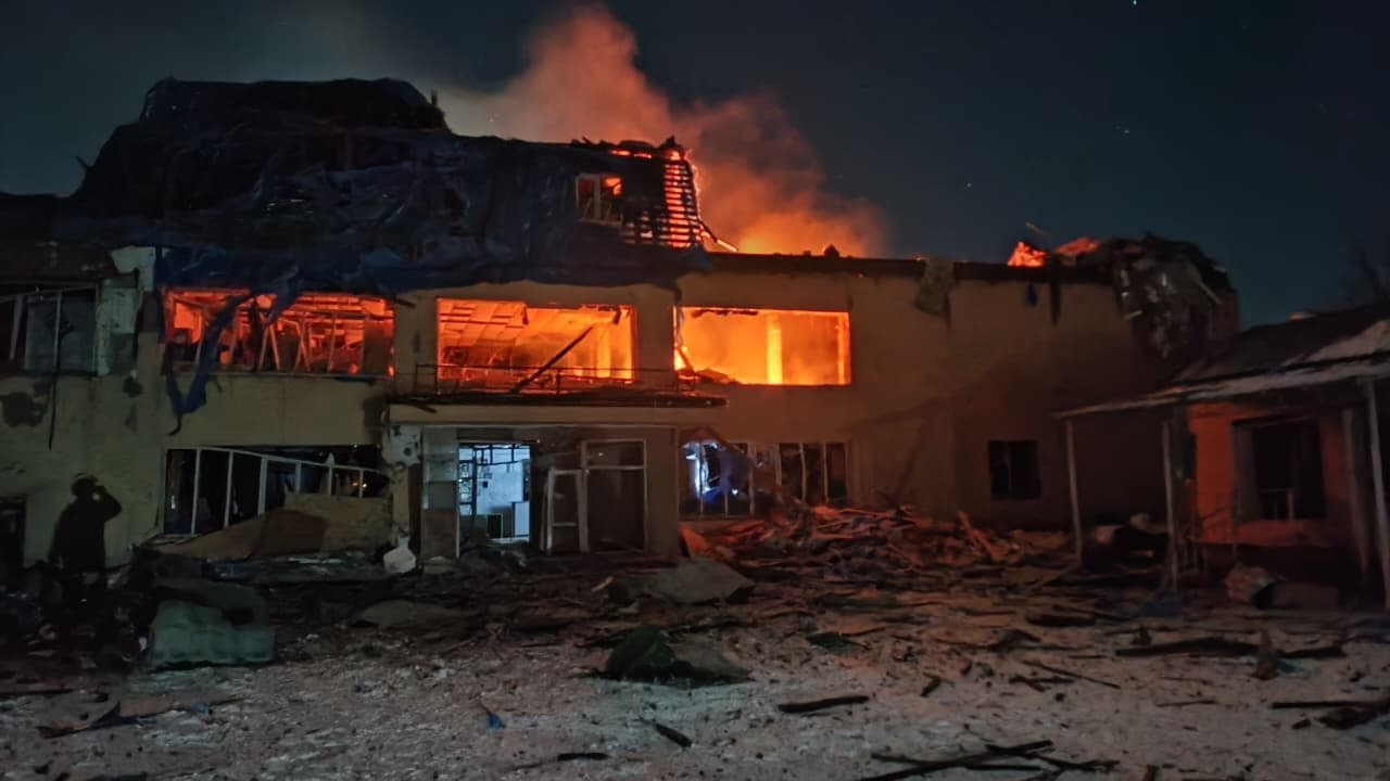 <em>Наслідки обстрілів у Слов’янську на Донеччині. Слов'янська МВА</em>