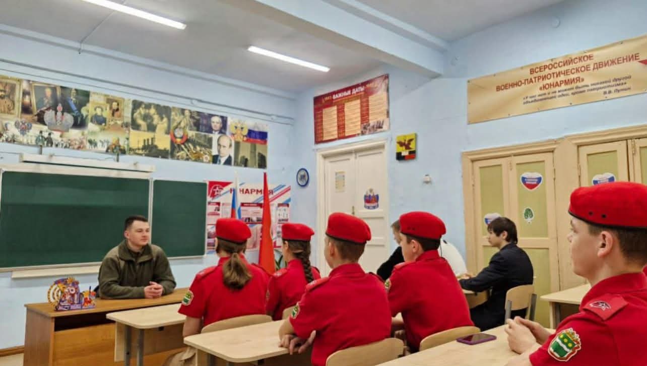 <em>Фото: з центру, де окупанти мілітаризують дітей. Світлина з Телеграм "Юнармії" окупантів.</em>