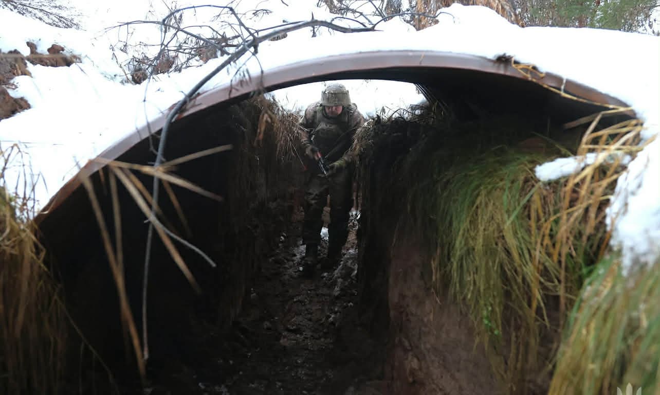 <em>Фото: 22 ОМБр. Український військовий зі зброєю. </em>