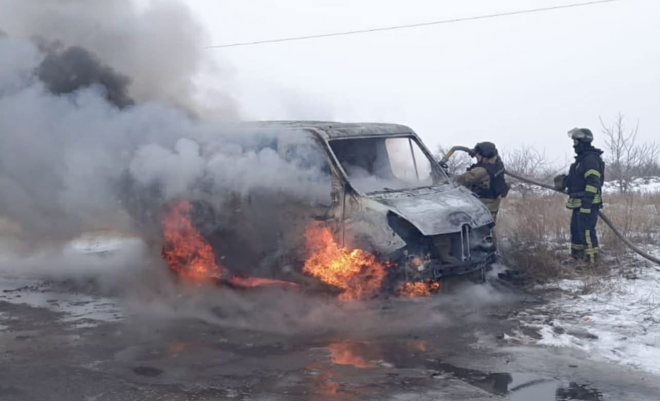 <em>У Слов’янську внаслідок ворожого обстрілу загорівся автомобіль. Фото: ДСНС</em>