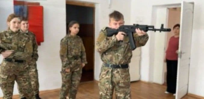 Мілітаризація дітей окупованої Луганщини. Фото з відкритих джерел