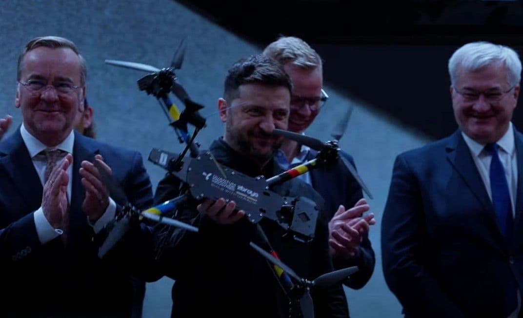 Володимир Зеленський тримає дрон вироленому на першому спільному українсько-німецькому підприємстві Quantum Frontline Industries, що виготовляє дрони для Збройних Сил України. Скриншот з відео на фейсбук-сторінці Президента України