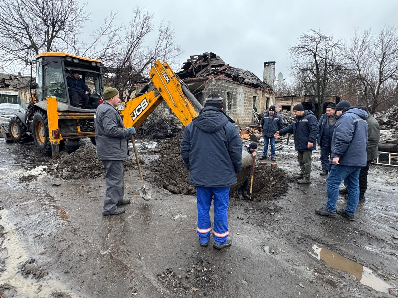 <em>Газовики у Краматорську відремонтували підземний газопровід після обстрілу. Фото: Донецькоблгаз</em>