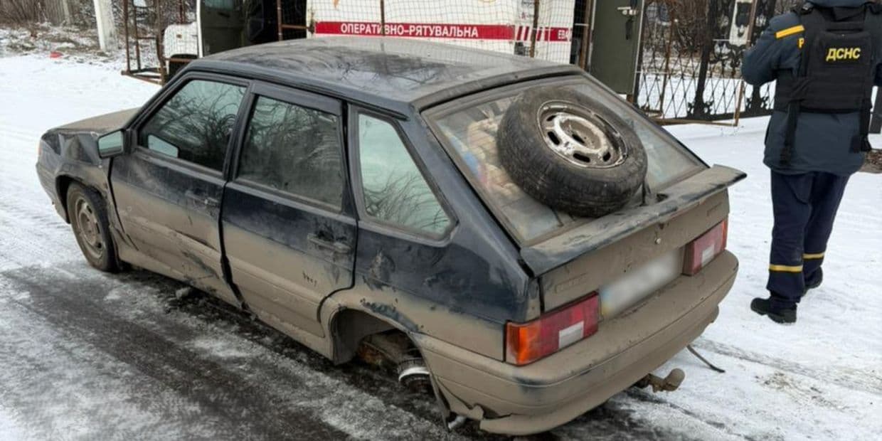 Між Лиманом та Святогірськом зламався легковик, пасажирка потребувала медичної допомоги, 12 лютого 2026 року. Фото: ДСНС Донеччини
