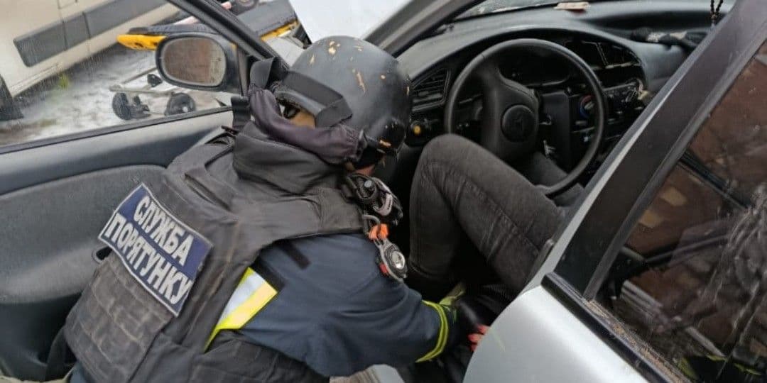 Унаслідок ДТП у Слов'янську водійку затиснуло всередині салону авто, 12 лютого 2026 року. Фото: ДСНС Донеччини