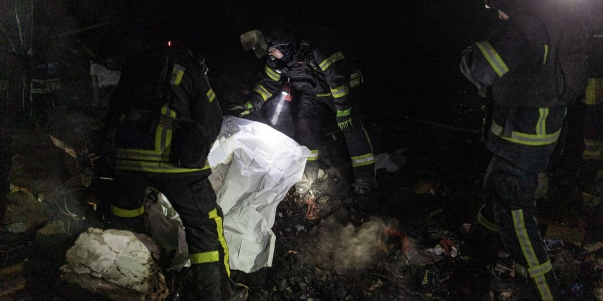 У Краматорську рятувальники вилучили з-під завалів будинку тіло 8-річного хлопчика. Фото: ДСНС Донеччини
