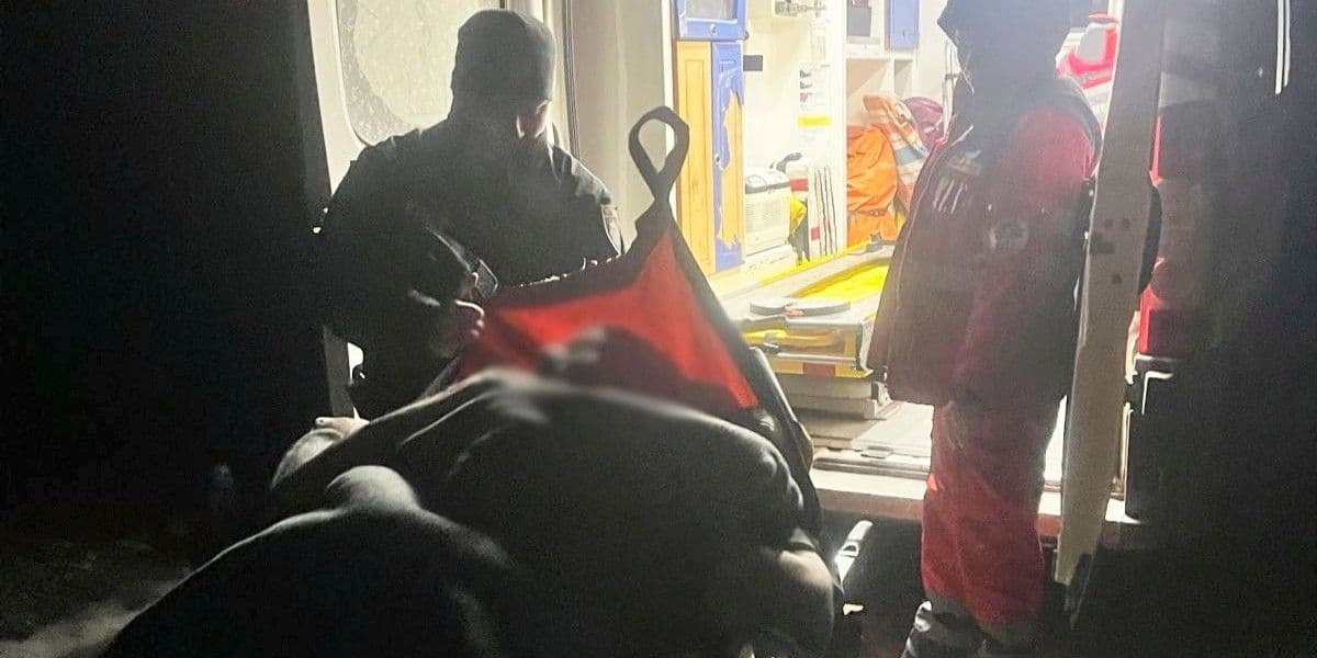 Ушпиталення чоловіка з ознаками інсульту в Слов'янську. Фото: Патрульна поліція Краматорська та Слов'янська