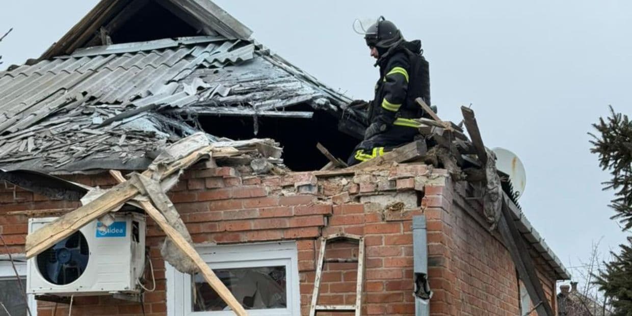 Наслідки російського удару по Слов'янську 25 лютого 2026 року. Фото: ДСНС Донеччини