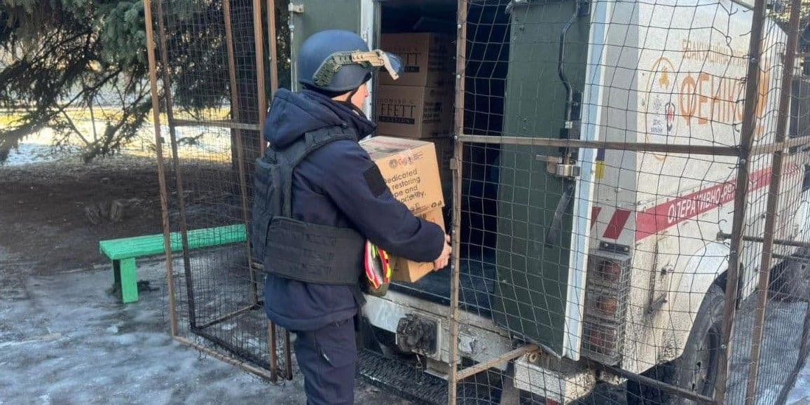 Надзвичайники доставили до міст Миколаївка та Святогірськ Краматорського району понад 1 тонну гуманітарної допомоги. Фото: ДСНС Донеччини
