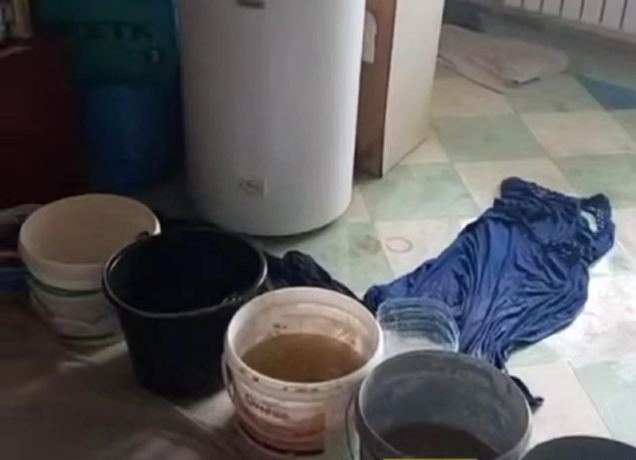 <em>Заливає під’їзд та квартири по вулиці Горлівській, 2/13 в окупованому Маріуполі. Скріншот з відео. </em>