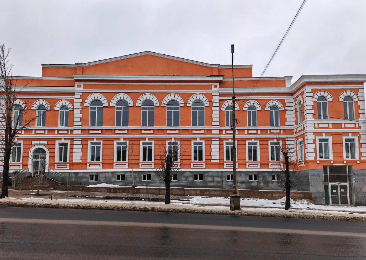 <em>В окупованому Маріуполі почав тріскатися фасад будівлі колишньої бібліотеки імені Короленка. Фото: міськради</em>
