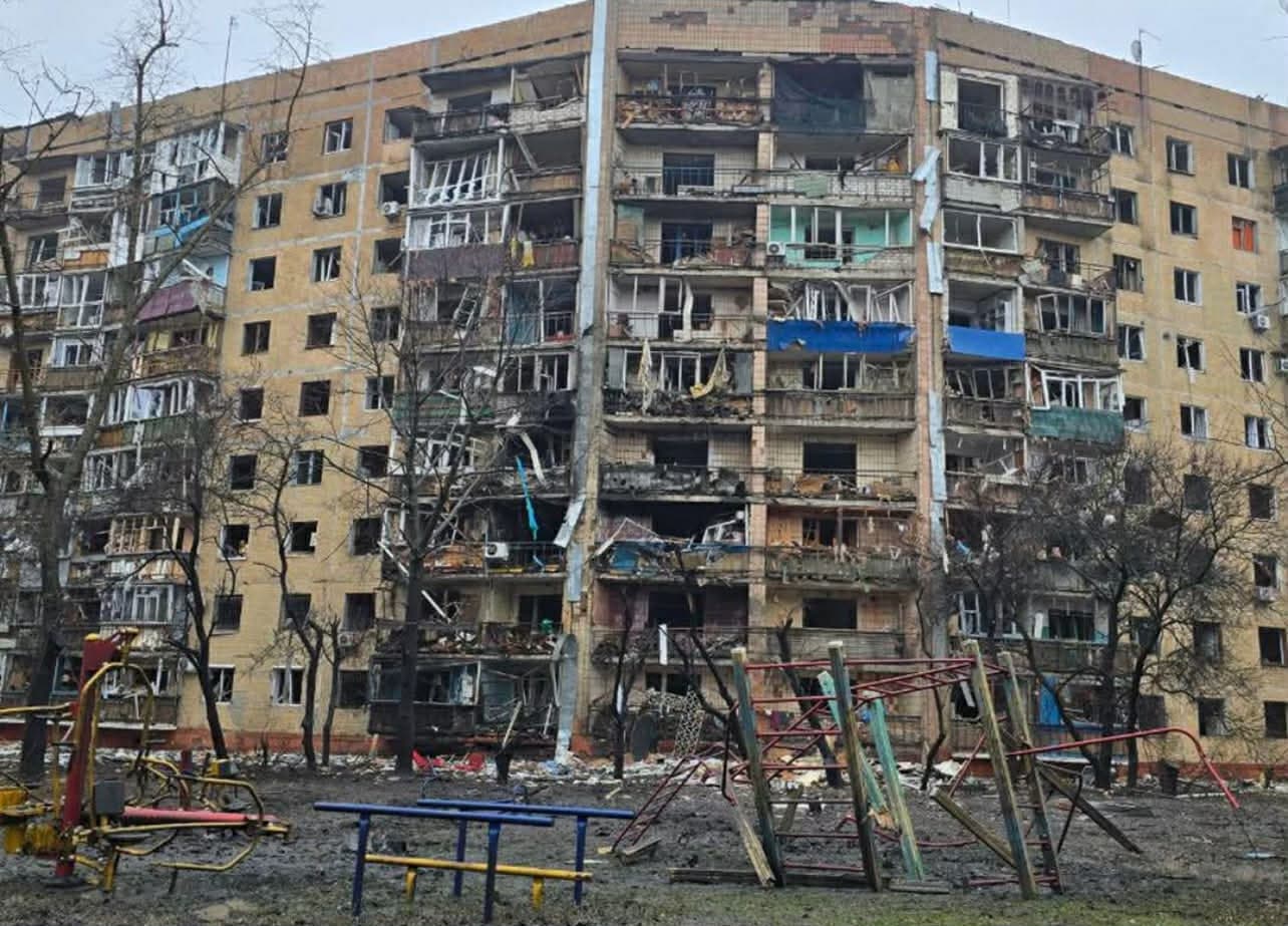 <em>8 лютого російські війська завдали удару по одному зі спальних районів у Краматорську, є постраждалі. Фото: поліція</em>