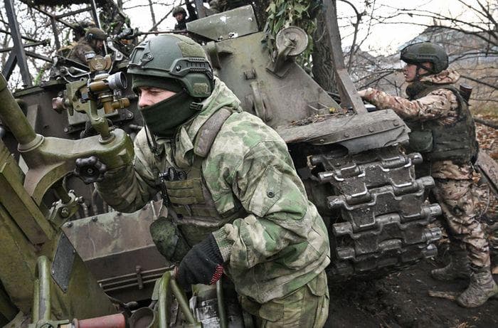 Бійці російською окупаційної армії біля САУ "Тюльпан". Фото з відкритих джерел