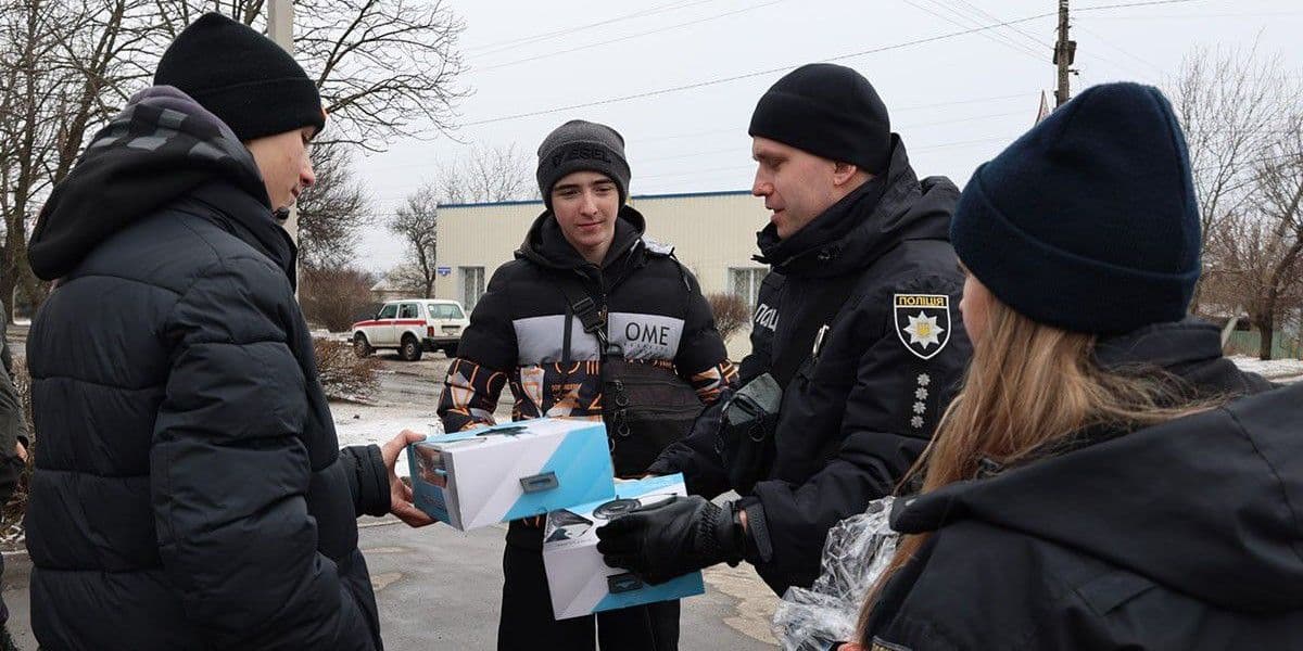 У Краматорську поліцейські відзначили підлітків за правильні дії при виявленні нерозірваного дрона. Фото: НПУ