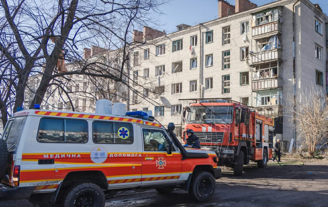 <em>Ліквідація наслідків російського бомбового удару по Слов'янську 10 березня 2026 року. Фото: ДСНС Донеччини</em>
