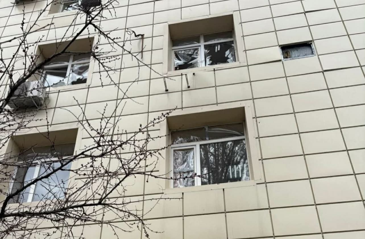 <em>Наслідки ворожого обстрілу у Словʼянську. Фото: МВА</em>