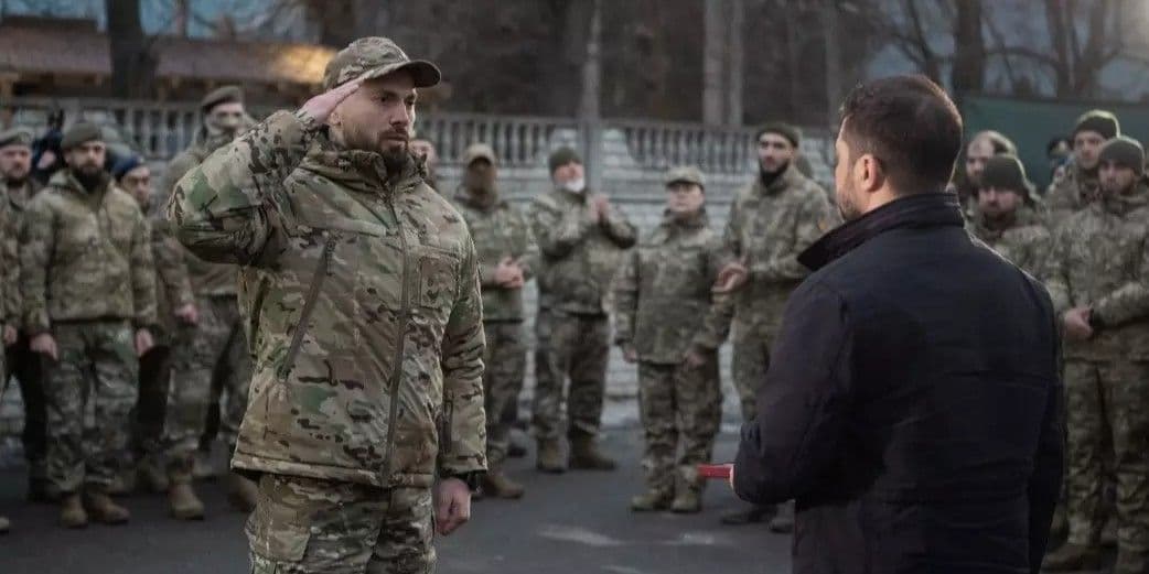 Рустем Менумеров отримує орден Богдана Хмельницького ІІІ ступеня з рук Президента України Володимира Зеленського. Фото: МВС