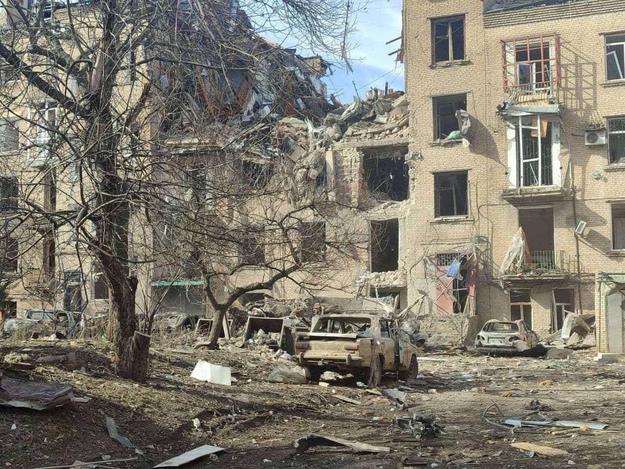 <em>Наслідки ворожого обстрілу у Дружківці 2 березня. Фото: З Фейсбук Андрія Панкова</em>