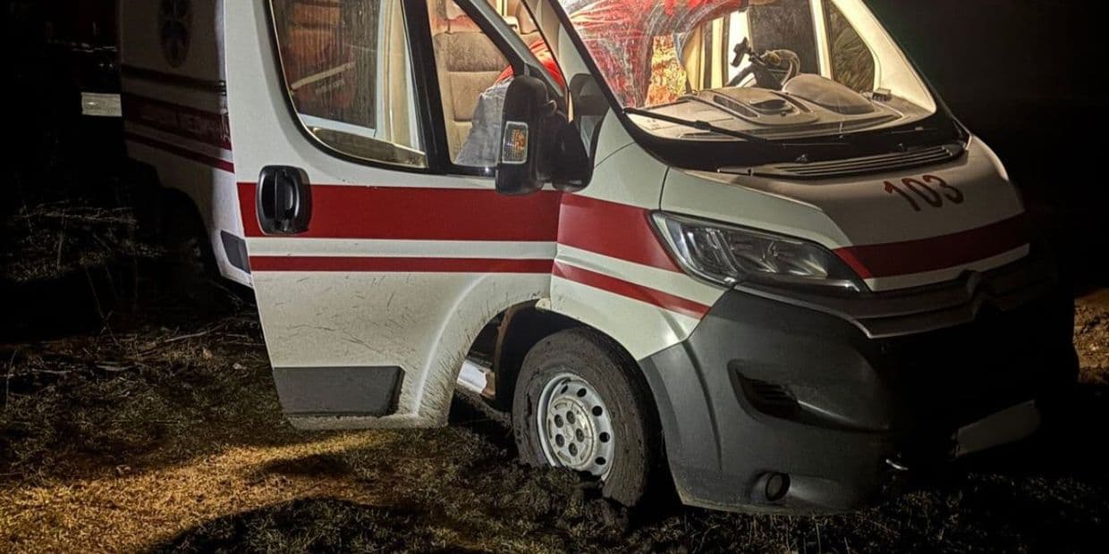 У Краматорську рятувальники витягли "швидку", що застрягла, прямуючи на виклик 4 березня 2026 року. Фото: ДСНС Донеччини