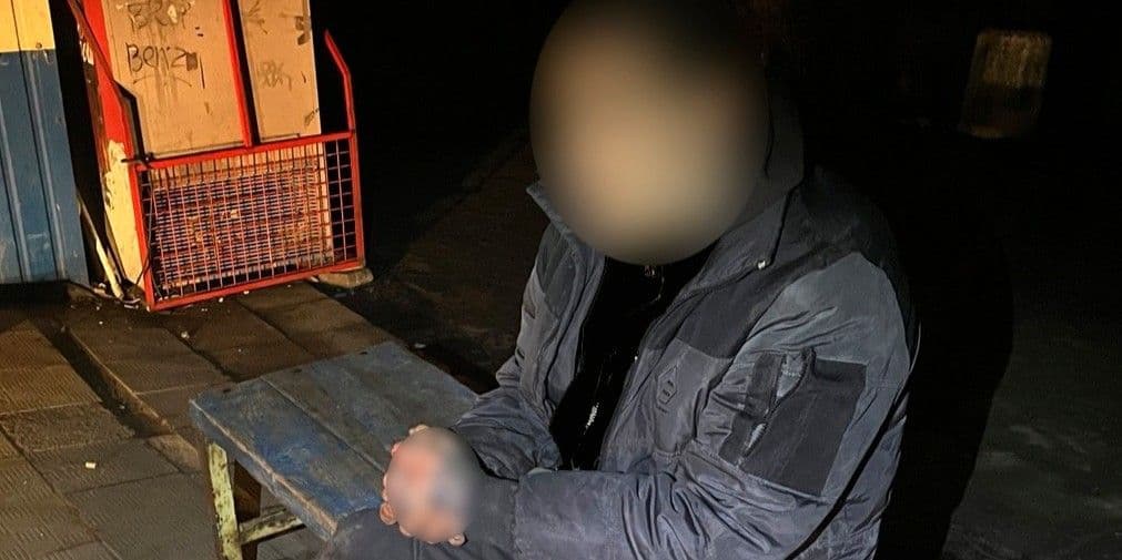 У Краматорську виявили громадянина, який проник до кіоска задля крадіжки. Фото: Патрульна поліція Краматорська та Слов'янська