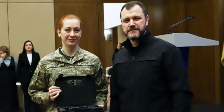 Міністр внутрішніх справ України Ігор Клименко під час форуму "Жінки МВС" відзначив відомчою заохочувальною відзнакою "Вогнепальна зброя" бойову медикиню бригади "Помста" Олену Гаврилюк на псевдо "Лисичка". Фото: МВС України
