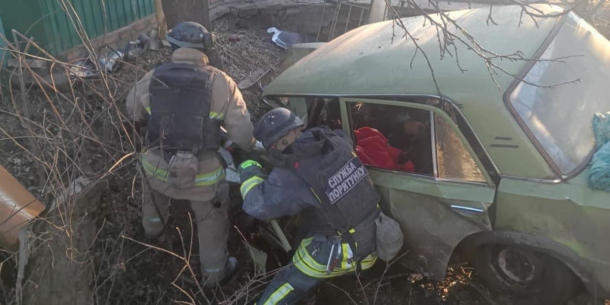 У Билбасівці рятувальники деблокували з понівеченого внаслідок ДТП автомобіля тіло загиблої жінки, 11 березня 2026 року. Фото: ДСНС Донеччини